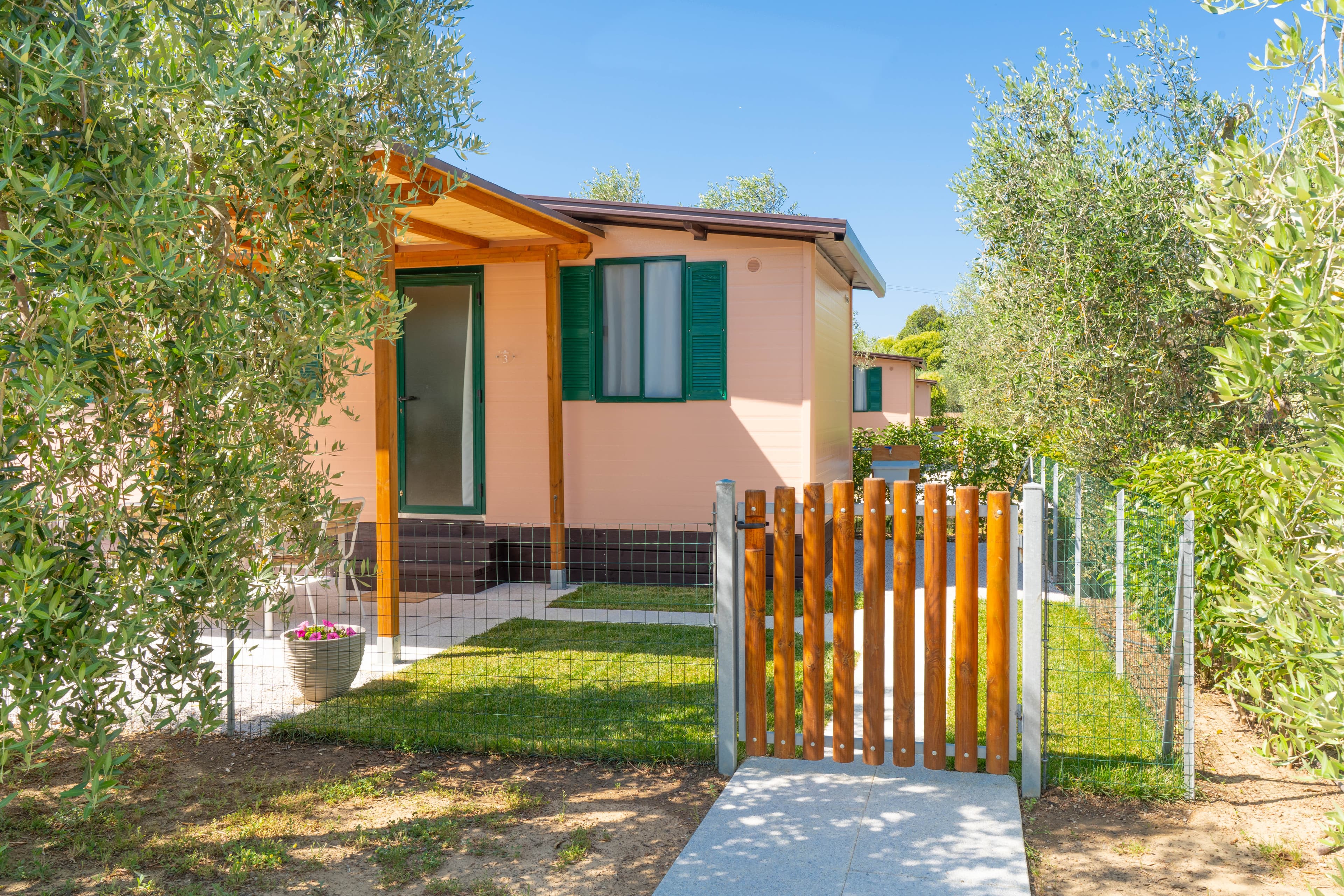 Interno moderno e cucina della casetta dell'agricampeggio