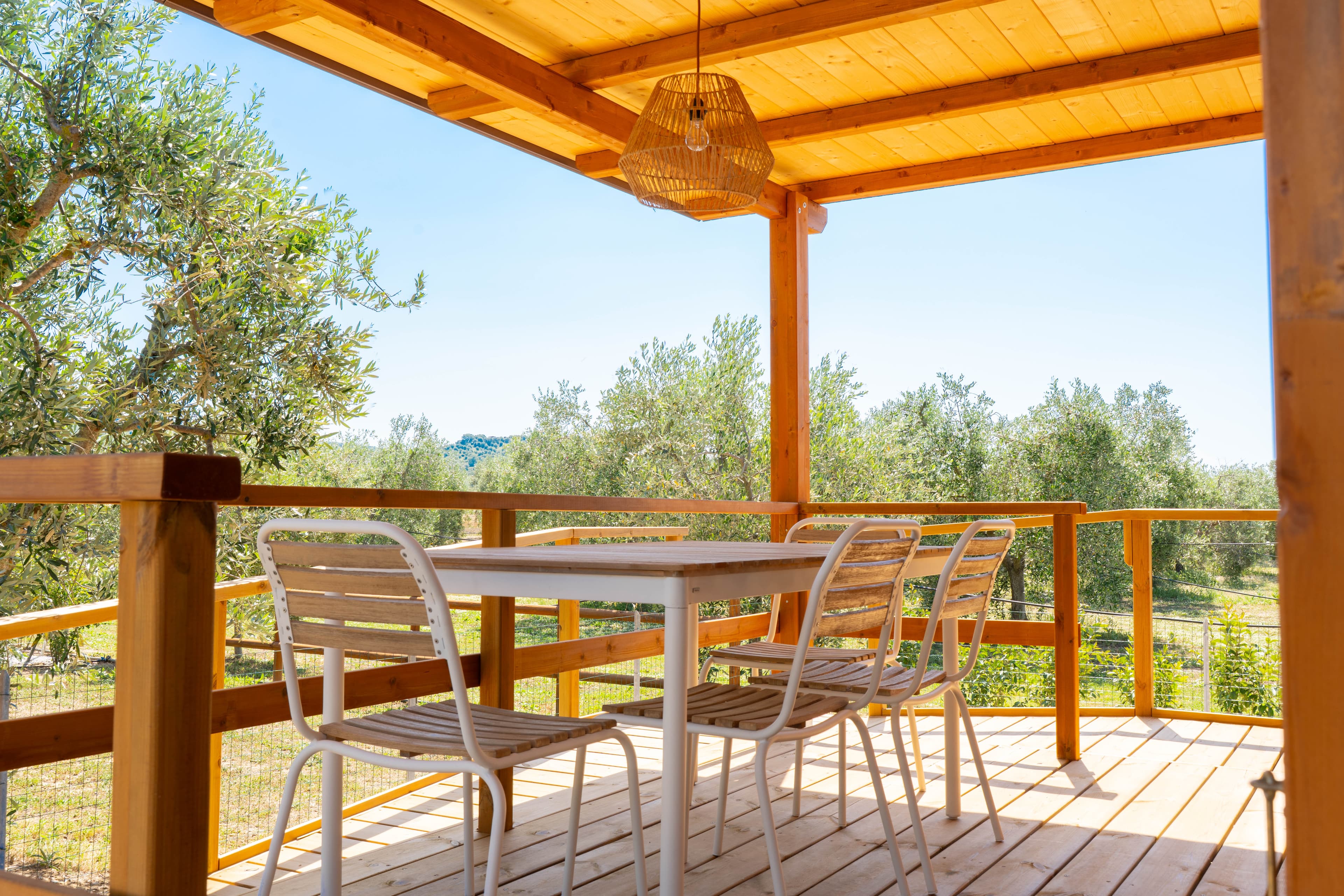 Vista panoramica delle casette e del giardino dell'agricampeggio