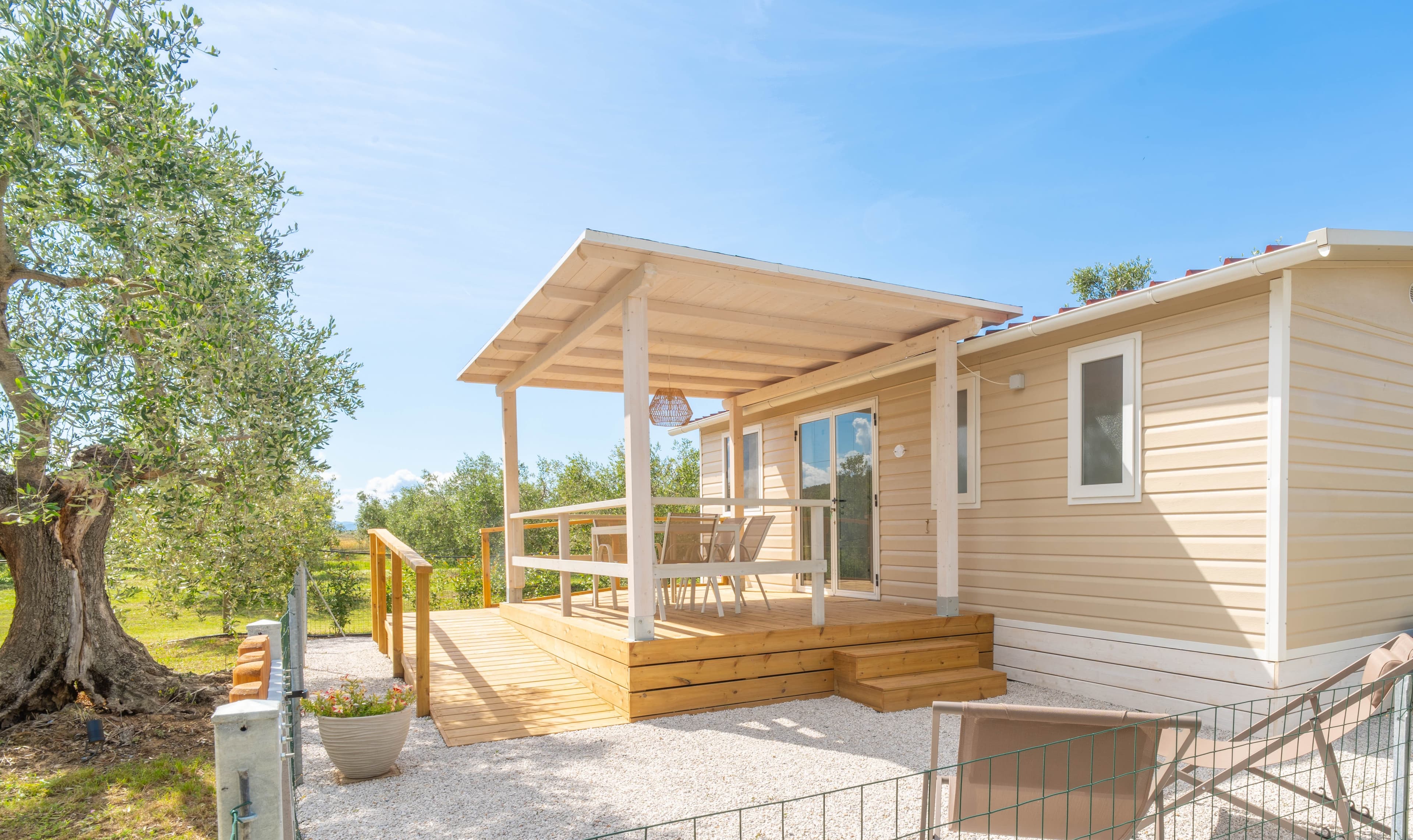 Esterno della casetta in legno con veranda all'Ibisco