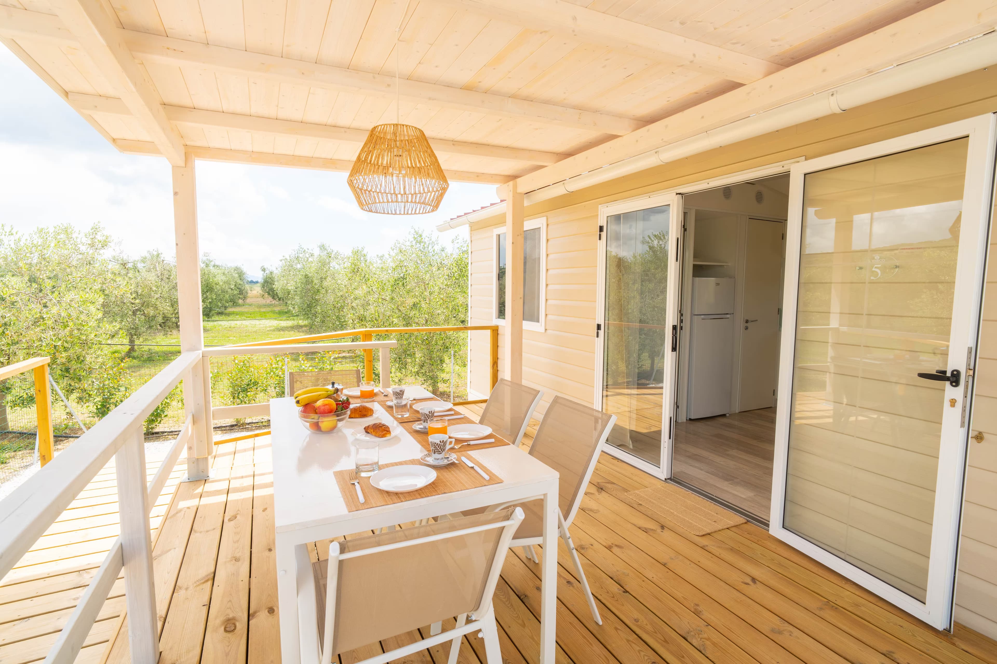 Esterno della casetta in legno con veranda all'Ibisco
